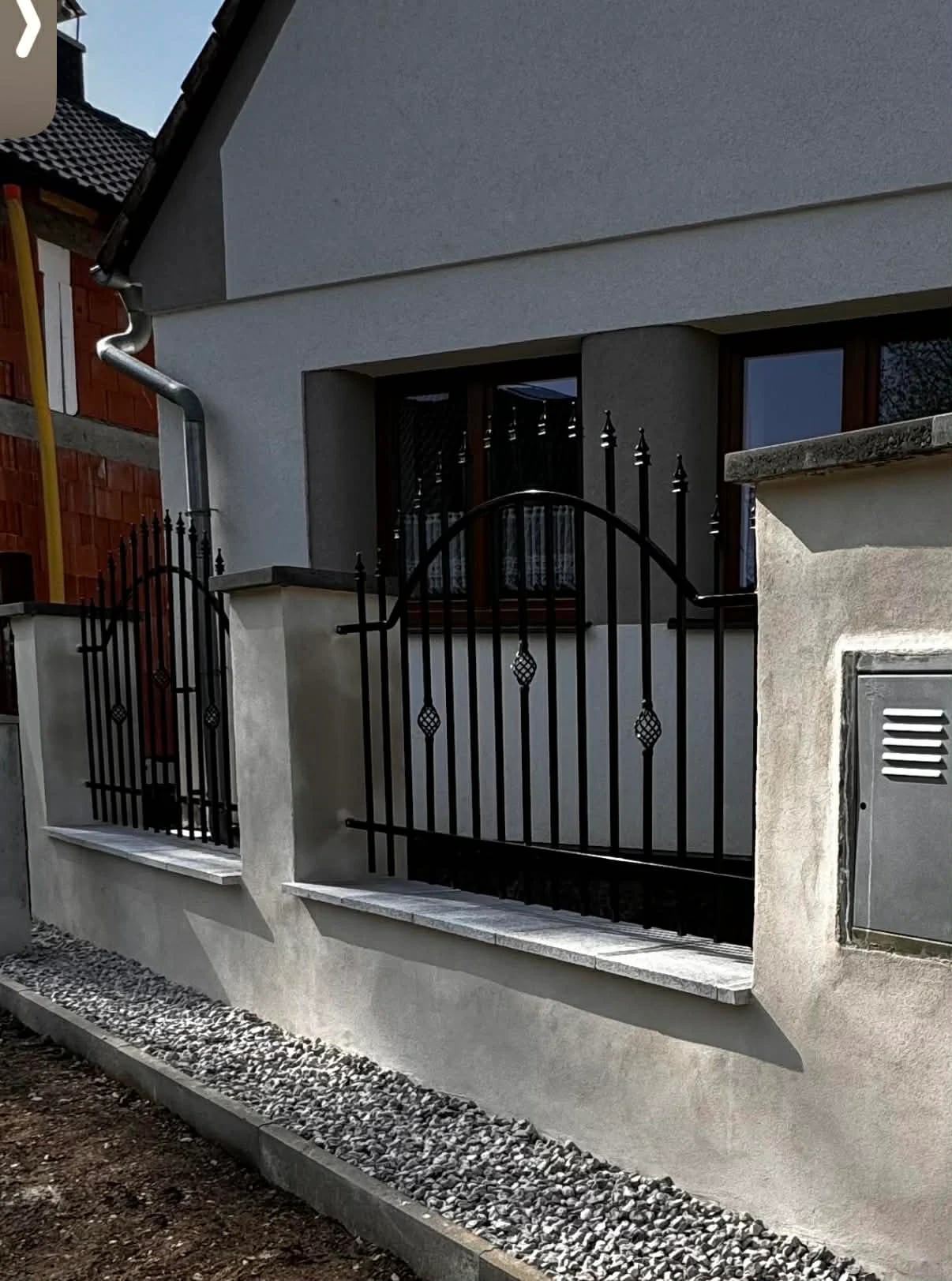 Kovové ploty, tahokov a vjezdové brány
